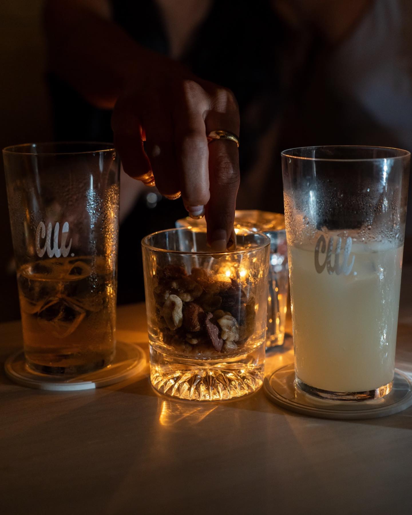 cue.ロゴグラスのドリンク